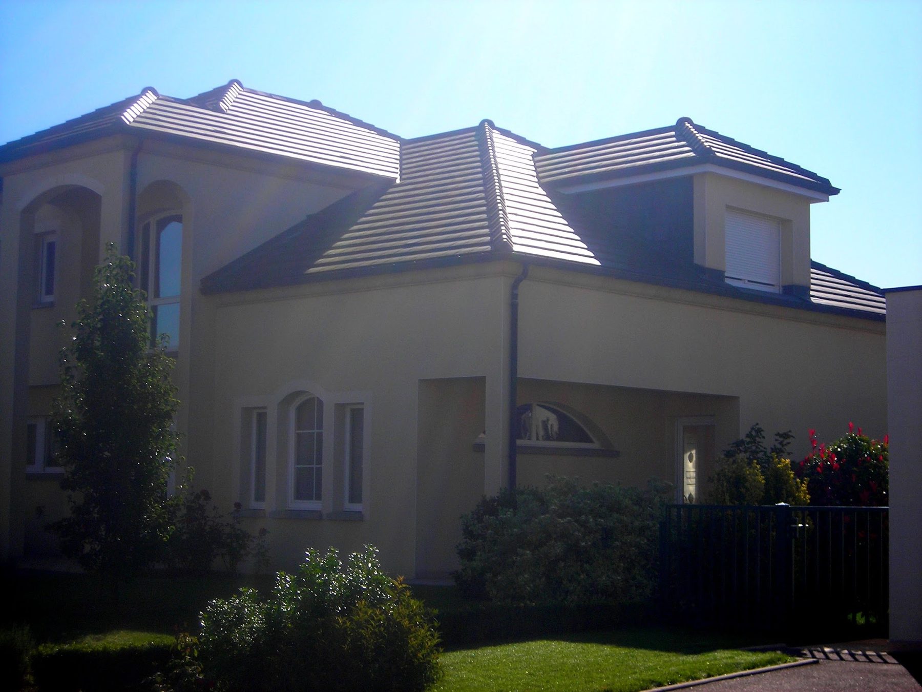 Maison aux toitures en croupe, tuiles plates