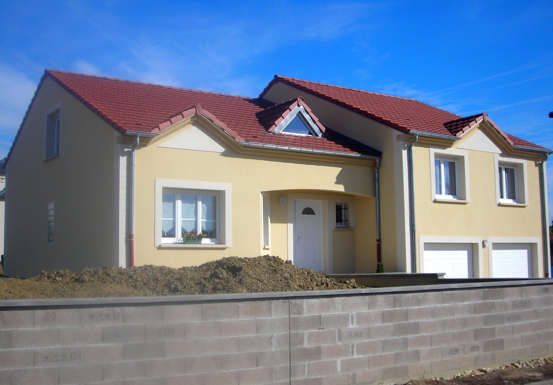 Maison neuve, tuiles rouges et zinguerie