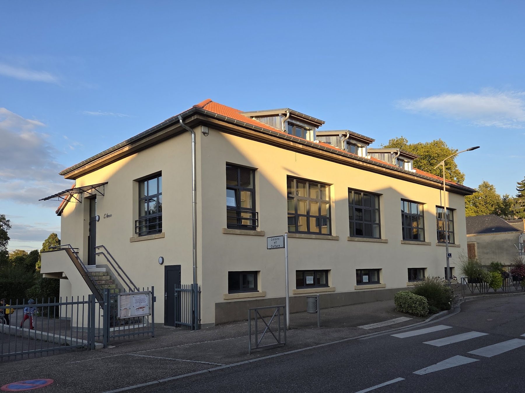 Bâtiment public, toiture en tuiles et lucarnes en zinc