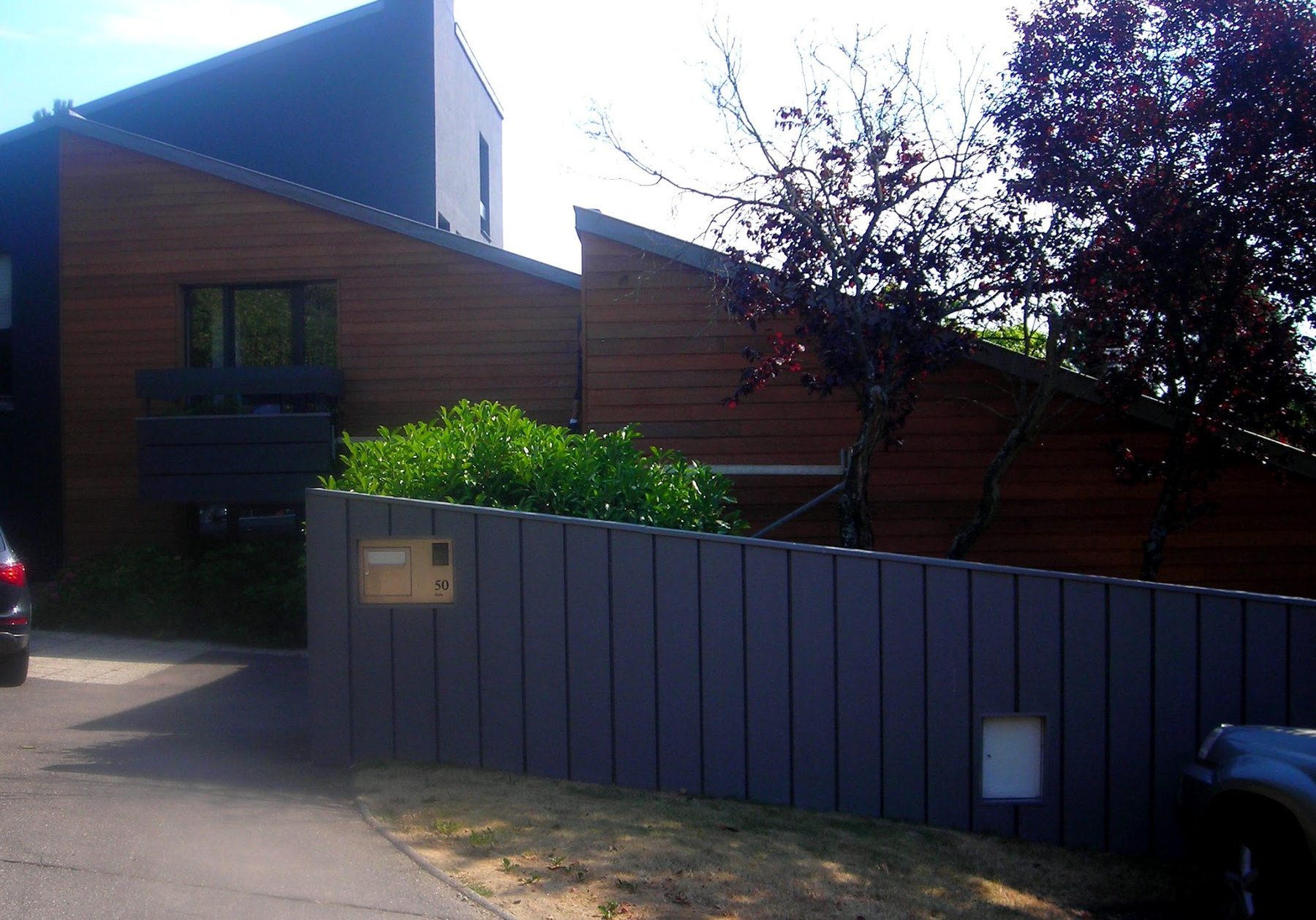Maison habillée de bardage bois, clôture à joints debout